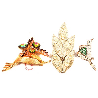 Lot 487 - Thirty vintage brooches.