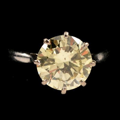 Lot 67 - A diamond solitaire ring.