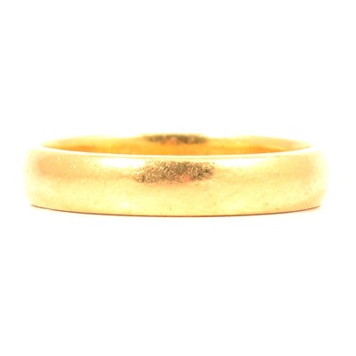 Lot 124 - A 22 carat yellow gold wedding band.