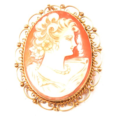 Lot 240 - A cameo brooch.