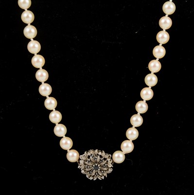 Lot 278 - A cultured pearl necklace.