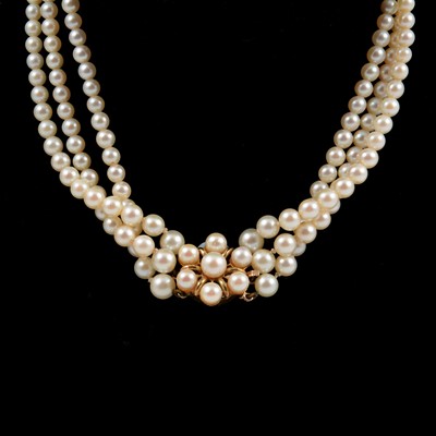 Lot 273 - A three row cultured pearl choker necklace.