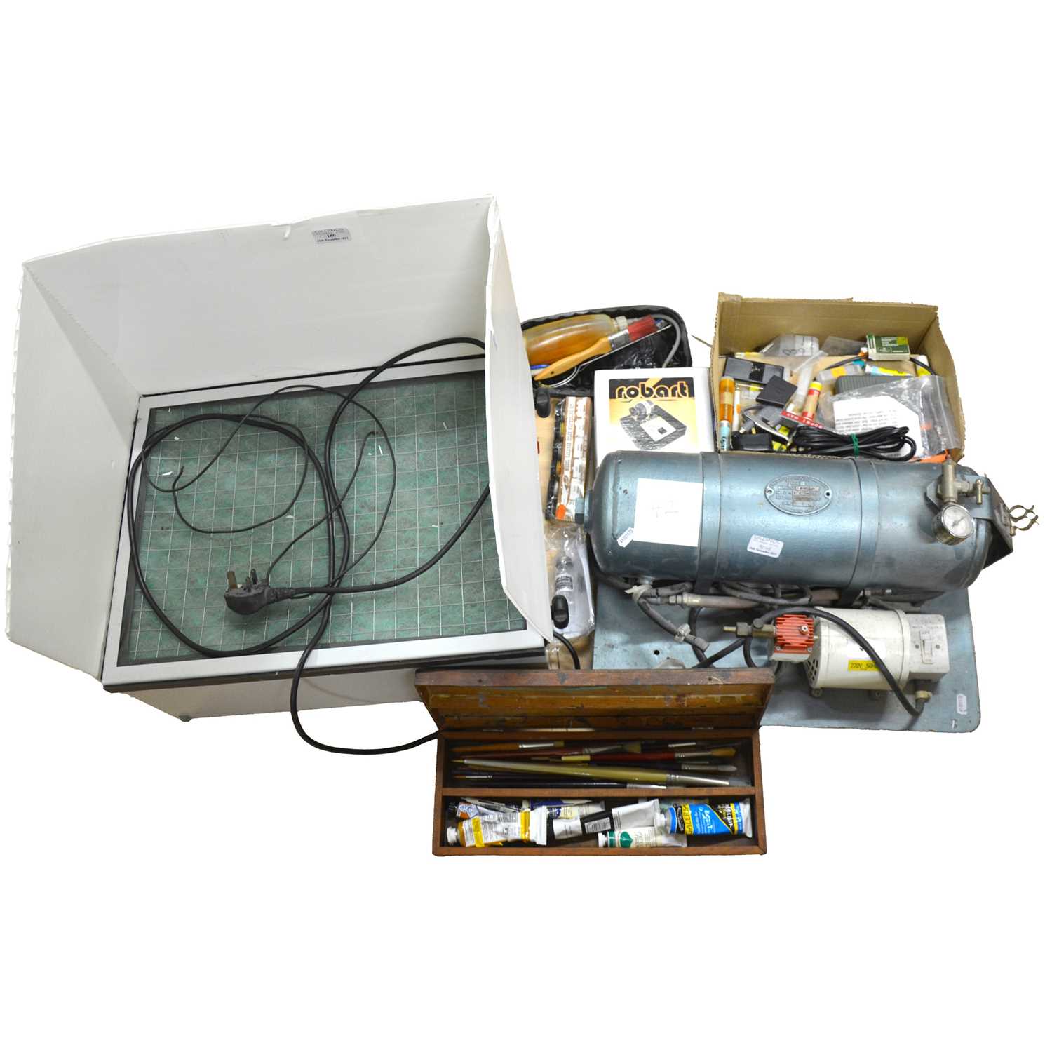 Lot 180 - Aerograph Devilbiss compressor pump, graphicair system air booth, air gun, and accessories