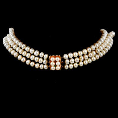 Lot 274 - A three row cultured pearl choker necklace.