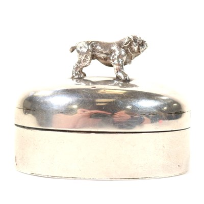 Lot 709 - Silver stud box with bull dog finial