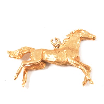 Lot 206 - A 9 carat yellow gold racing horse pendant/charm.