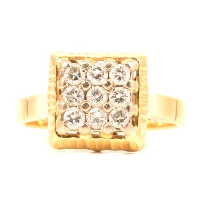 Lot 49 - A diamond cluster ring.