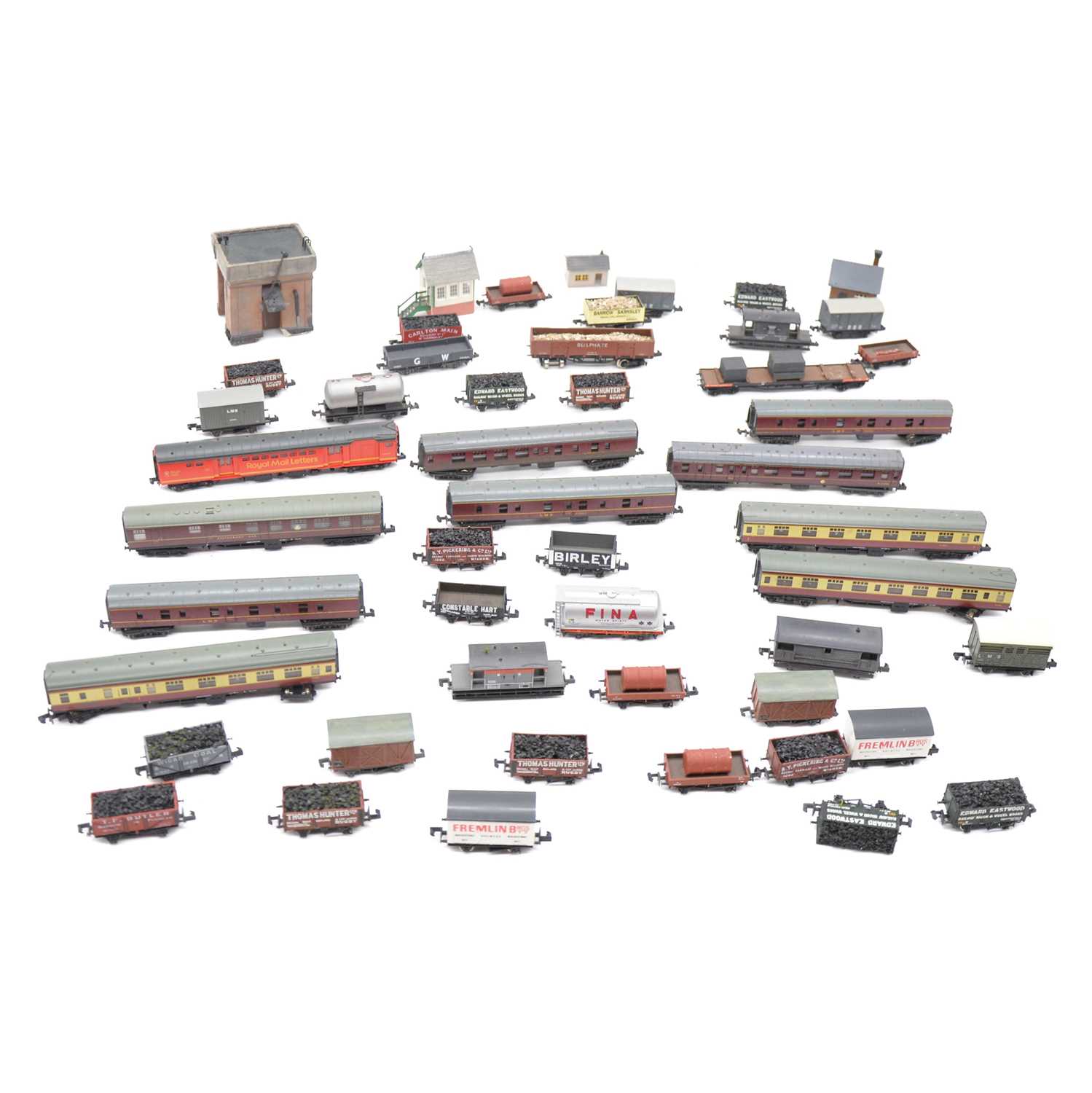 Lot 341 - A collection of N gauge wagons and trackside