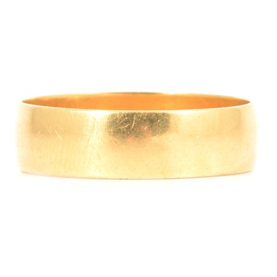 Lot 125 - An 18 carat yellow gold wedding band.