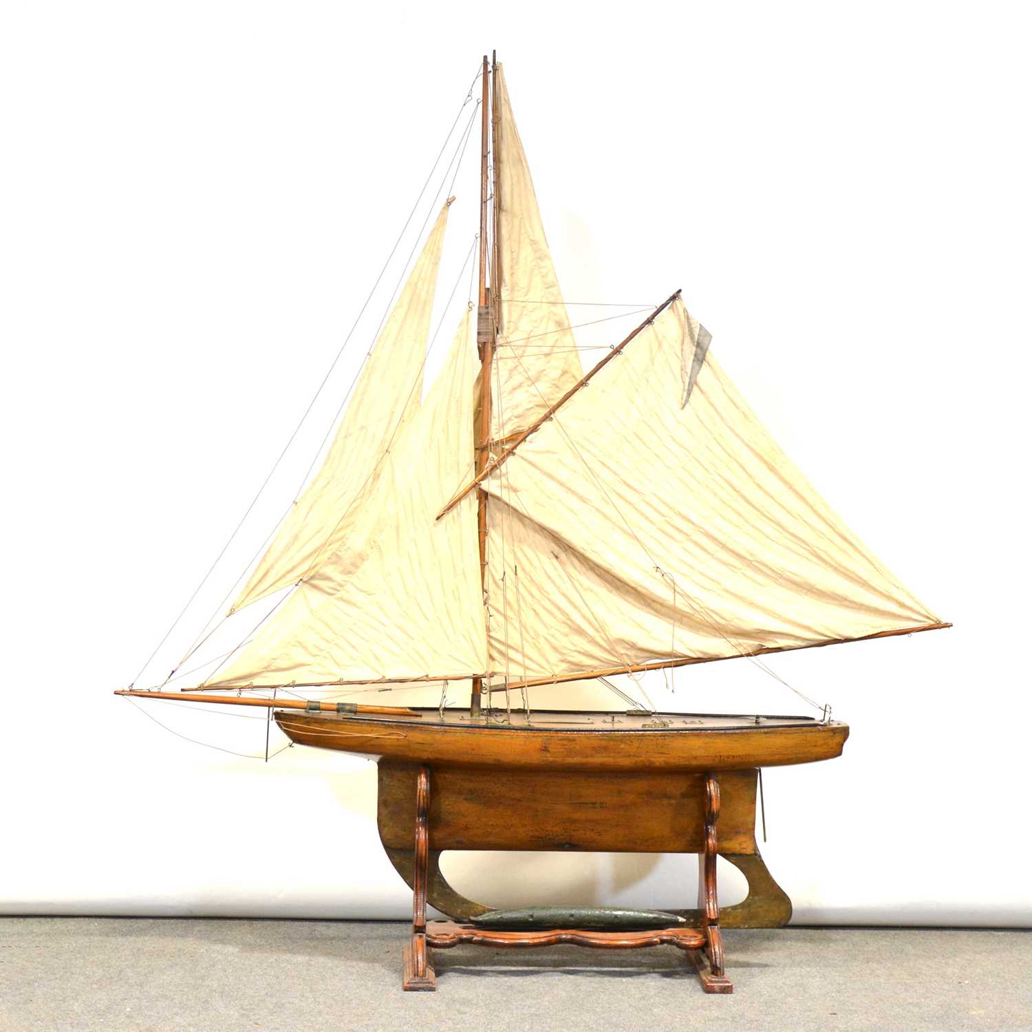 Lot 761 - Victorian bullet keel pond yacht