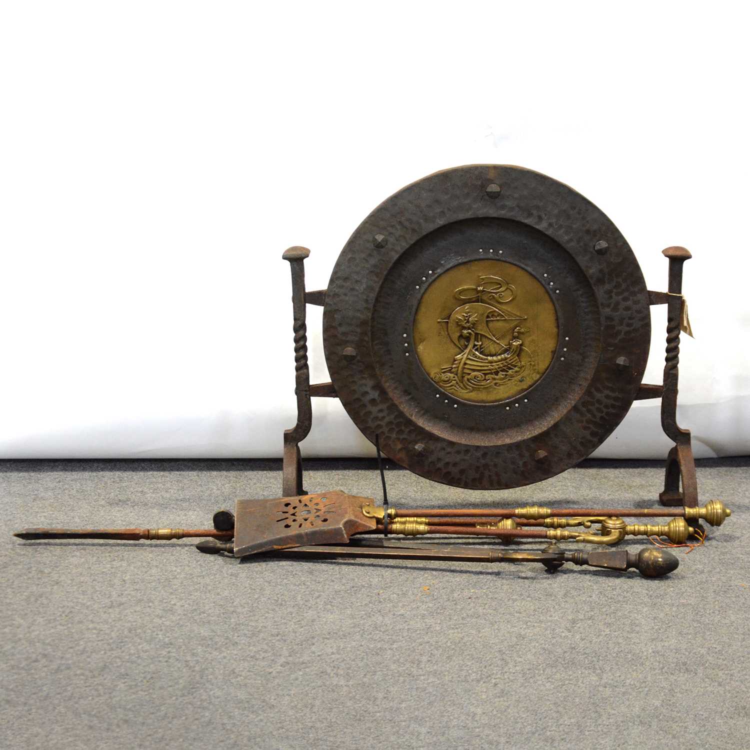 Lot 451 - Quantity of brass and iron fireside
