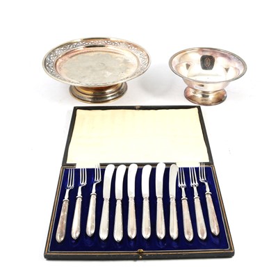 Lot 275 - Cased flatware to include a set of silver handled knives, other plated ware, xyonite handled knives.