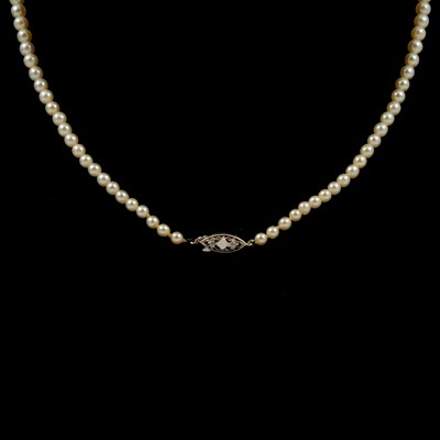 Lot 283 - A cultured pearl necklace.