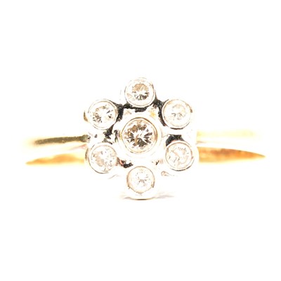 Lot 95 - A diamond cluster ring.