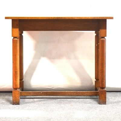 Lot 112 - Oak side table