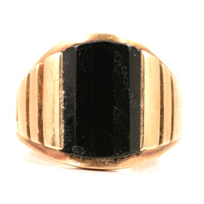 Lot 117 - A 9 carat yellow gold onyx signet ring.