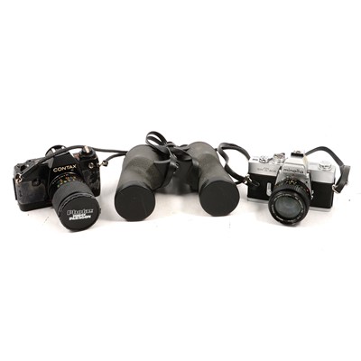 Lot 174 - Collection of cameras and a pair of binoculars