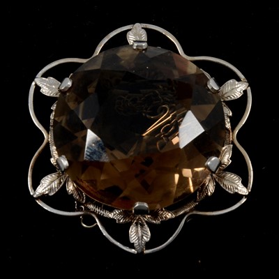 Lot 197 - A smoky quartz brooch.