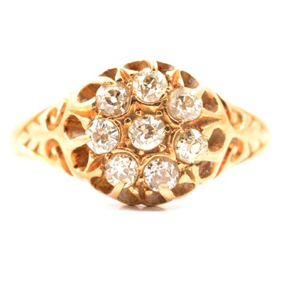 Lot 82 - A diamond cluster ring.