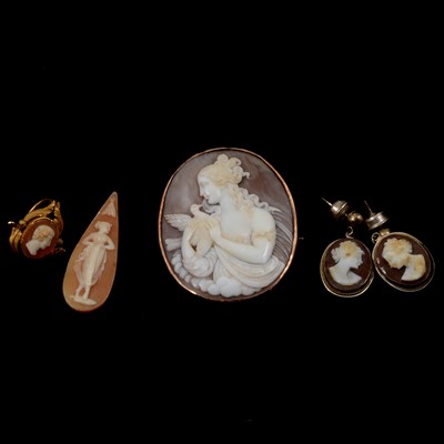 Lot 169 - A carved shell cameo brooch / pendant, pair of earrings, single earring and loose cameo.