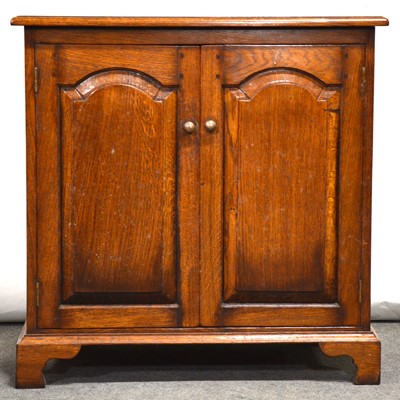 Lot 484 - Haselbech Oak small oak Georgian style sideboard/ media cabinet