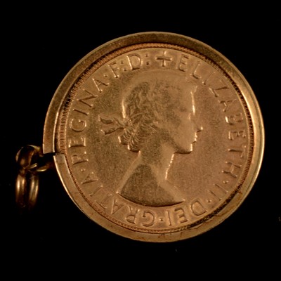 Lot 133 - A Full Sovereign Gold coin pendant, Elizabeth II 1964