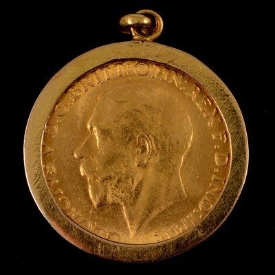 Lot 132 - A Gold Full Sovereign Coin pendant, George V 1915.