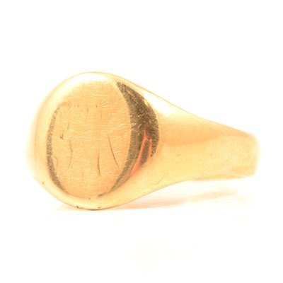 Lot 119 - An 18 carat yellow gold signet ring.