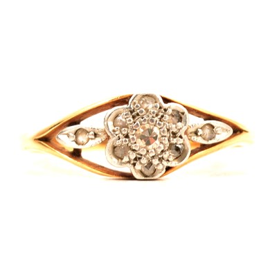 Lot 52 - A vintage diamond cluster ring.