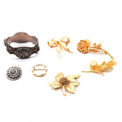 Lot 488 - A Christian Dior brooch and other vintage jewellery, Radfords floral coffee cans and saucers.