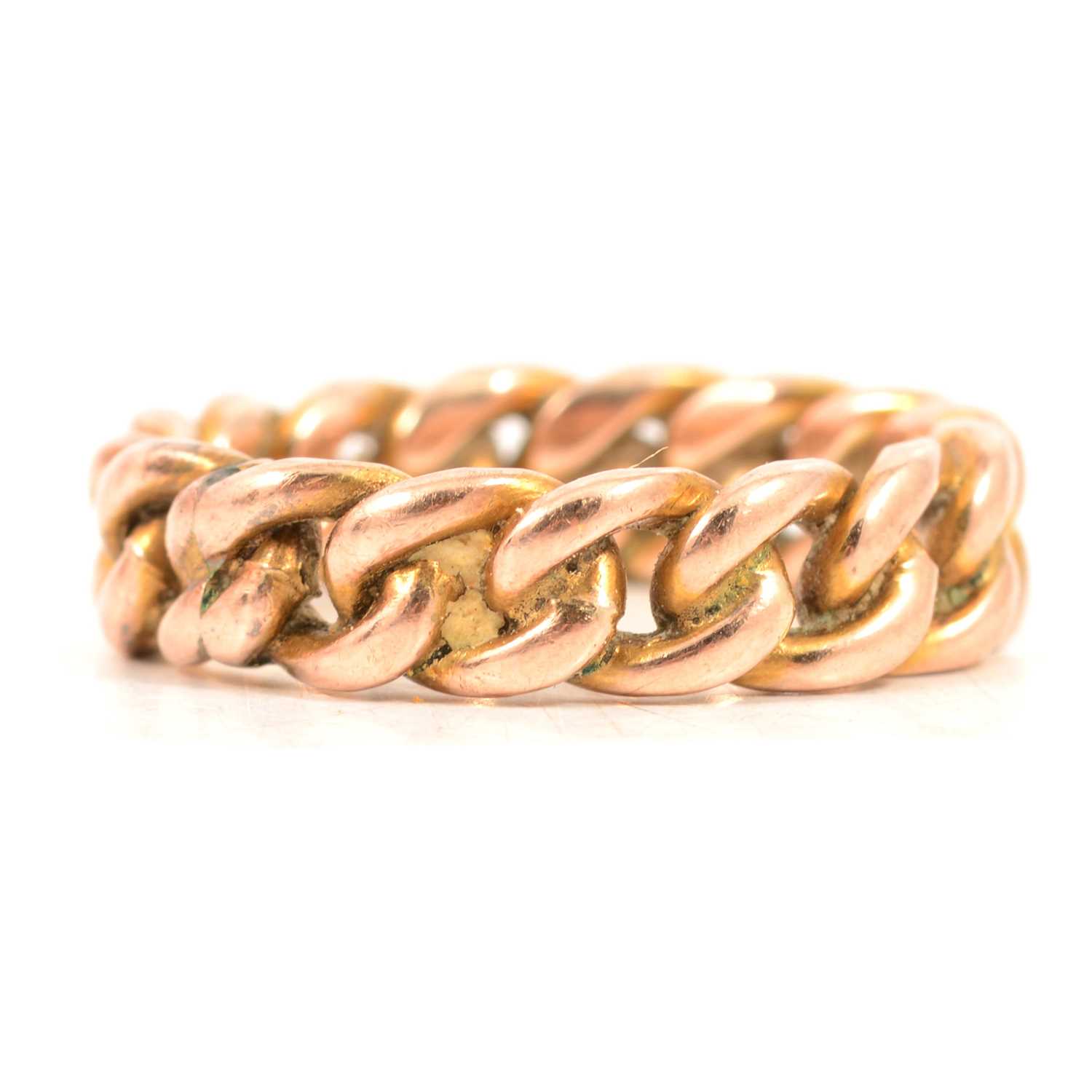 Lot 113 - A 9 carat yellow gold curb link ring.