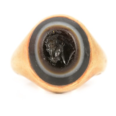 Lot 115 - A signet ring with intaglio carved banded agate.