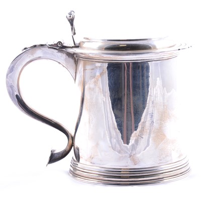 Lot 97 - William and Mary style silver tankard