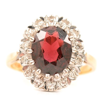 Lot 22 - A garnet and diamond cluster ring.