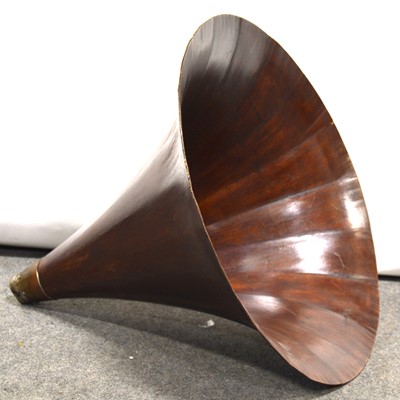 Lot 558 - Vintage wooden radiogram horn