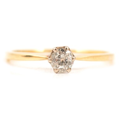 Lot 42 - A diamond solitaire ring.