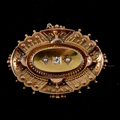 Lot 190 - A Victorian 15 carat yellow gold brooch.