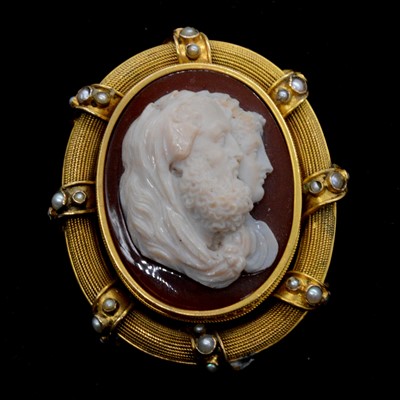 Lot 167 - An oval carved shell cameo brooch.