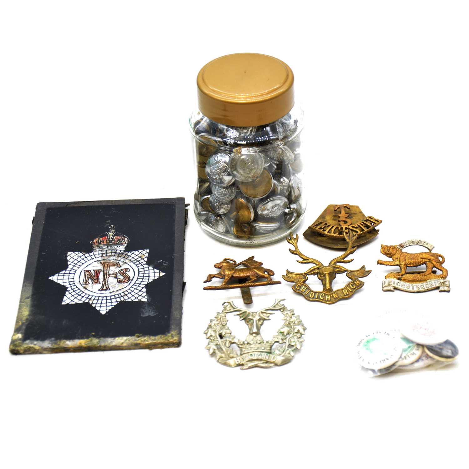 Lot 294 - Quantity of Regimental cap badges, badges, buttons, etc.