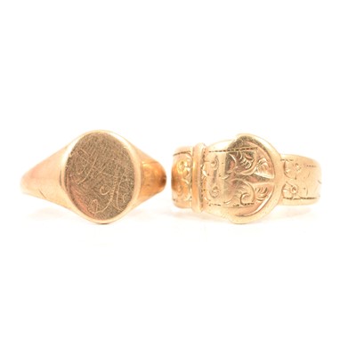 Lot 123 - A 9 carat yellow gold buckle ring and signet ring.