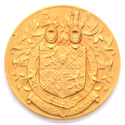 Lot 140 - Winston Churchill 1874-1965 - a 9 carat yellow gold commemorative medal by John Pinches.