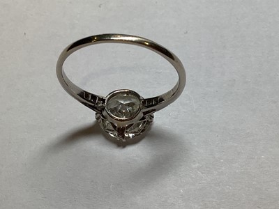 Lot 33 - A diamond solitaire ring.