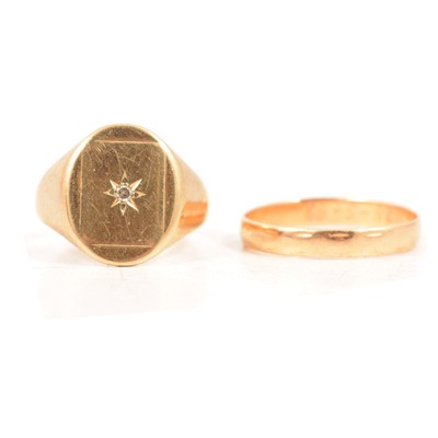 Lot 127 - A gold signet ring and a wedding ring.