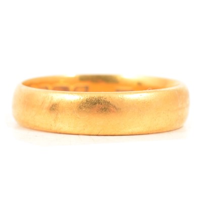 Lot 98 - A 22 carat yellow gold wedding band.