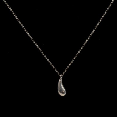Lot 208 - Elsa Peretti for Tiffany - a suite of silver jewellery in the Teardrop design.