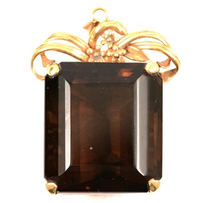 Lot 197 - A large smoky quartz pendant.