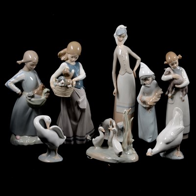 Lot 19 - Collection of Lladro and Nao figurines
