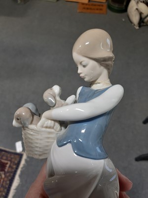 Lot 19 - Collection of Lladro and Nao figurines