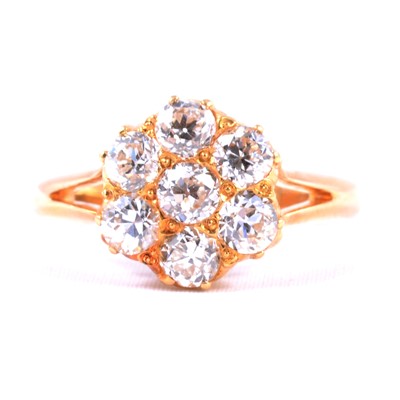 Lot 64 - A diamond cluster ring.