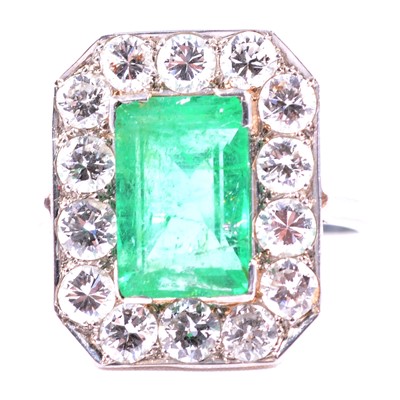 Lot 29 - An emerald and diamond rectangular cluster ring.